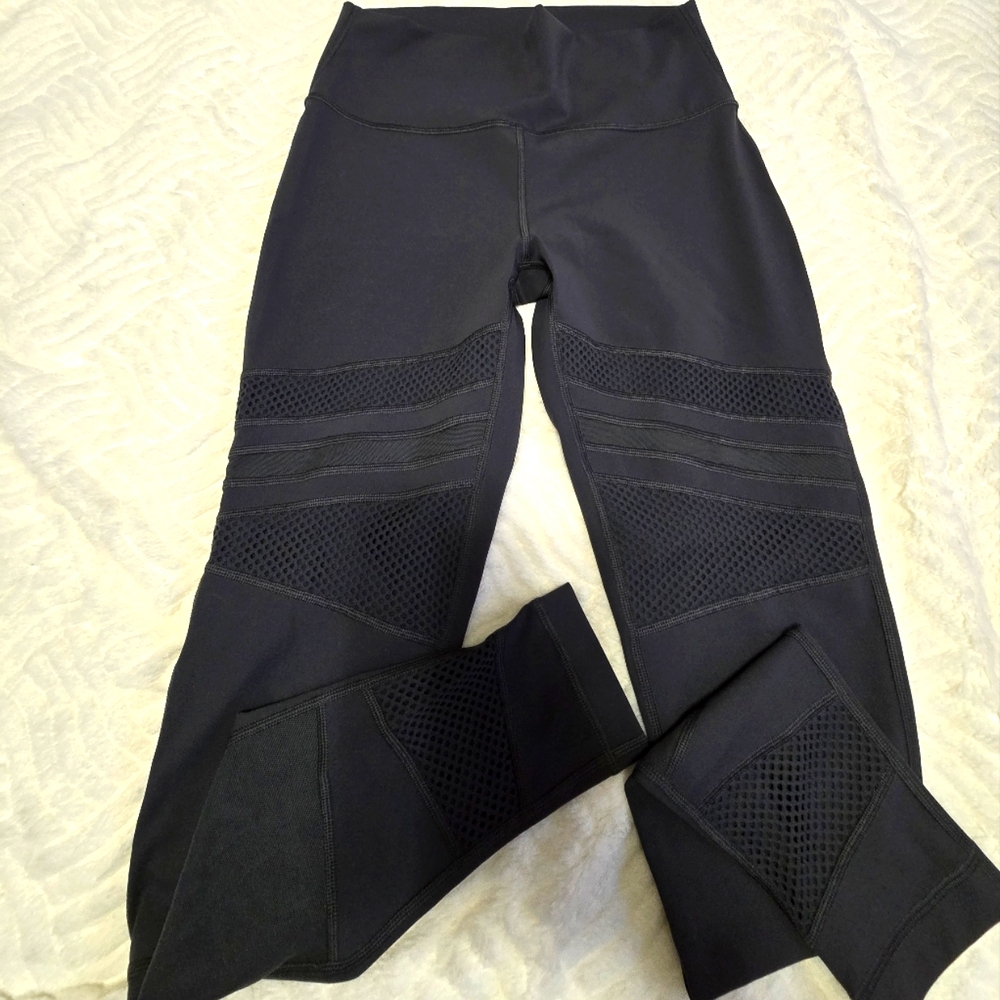 LULULEMON Mesh Panel Leggings. Dark Green. Size 8.